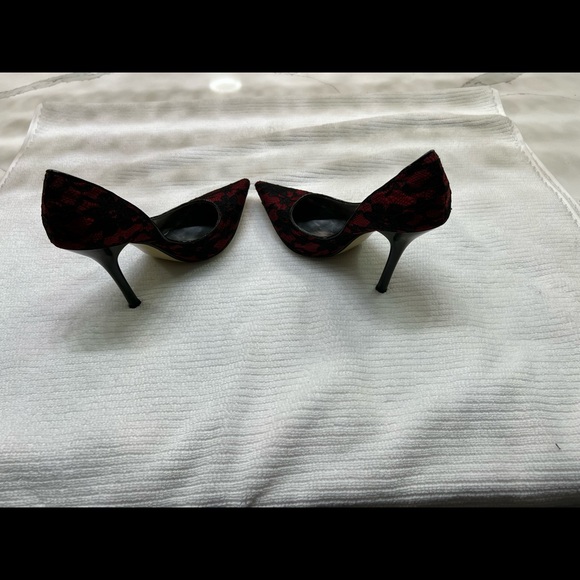 Guess red satin w/black lace size 8 but fits more to a 7.5 - Picture 7 of 10